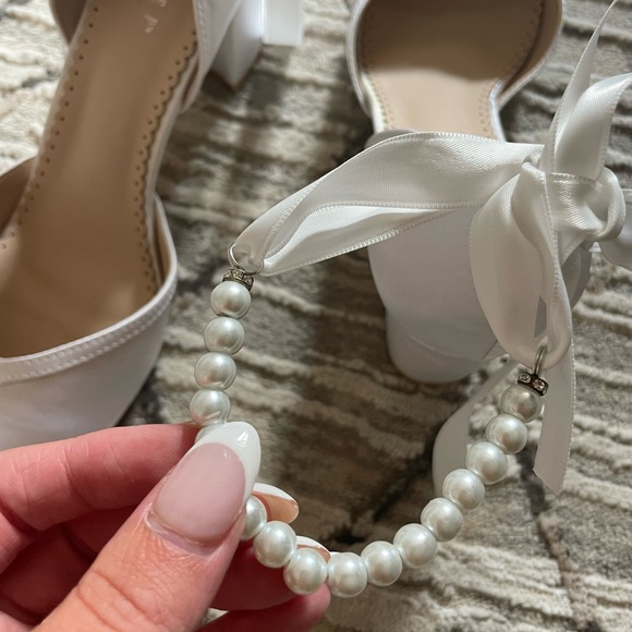 Satin almond heel w/ Pearl ankle strap - Picture 5 of 7